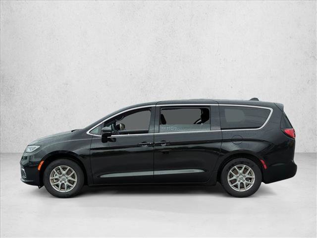 Used 2025 Chrysler Pacifica Select image 8