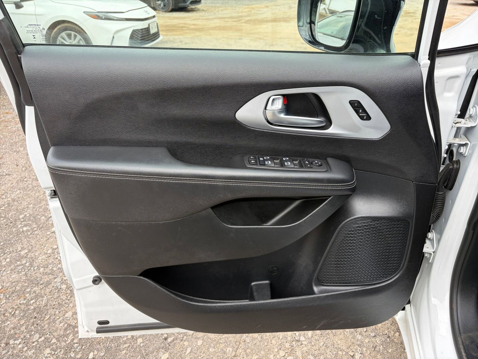 Used 2025 Chrysler Pacifica Limited image 18