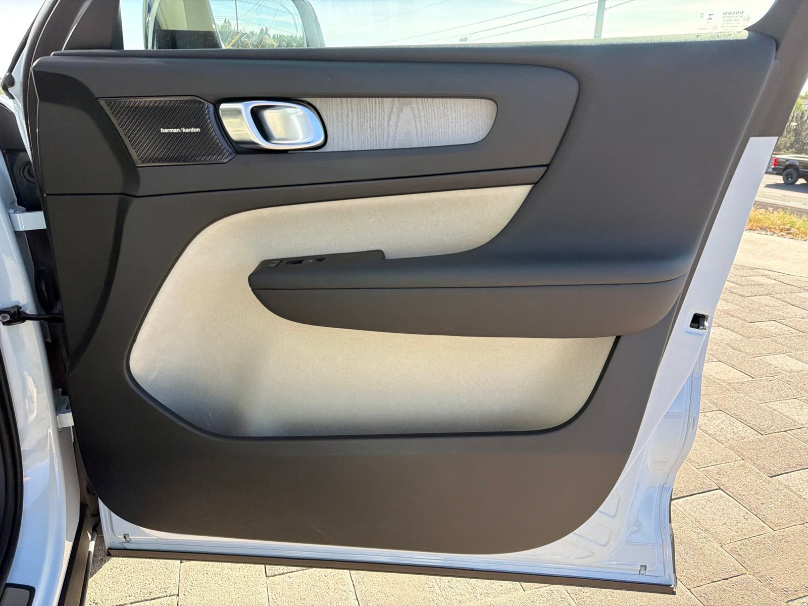 Certified 2024 Volvo XC40 B5 Plus w/ Protection Package Premier AWD/4WD image 25