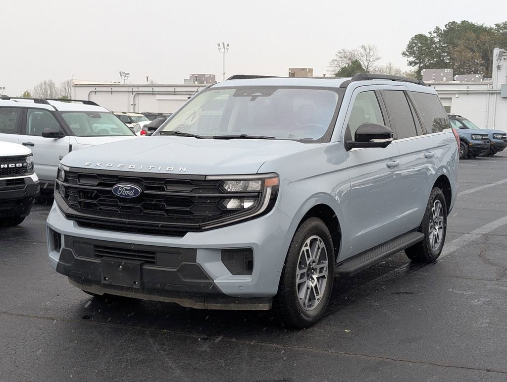 Used 2025 Ford Expedition Active image 3