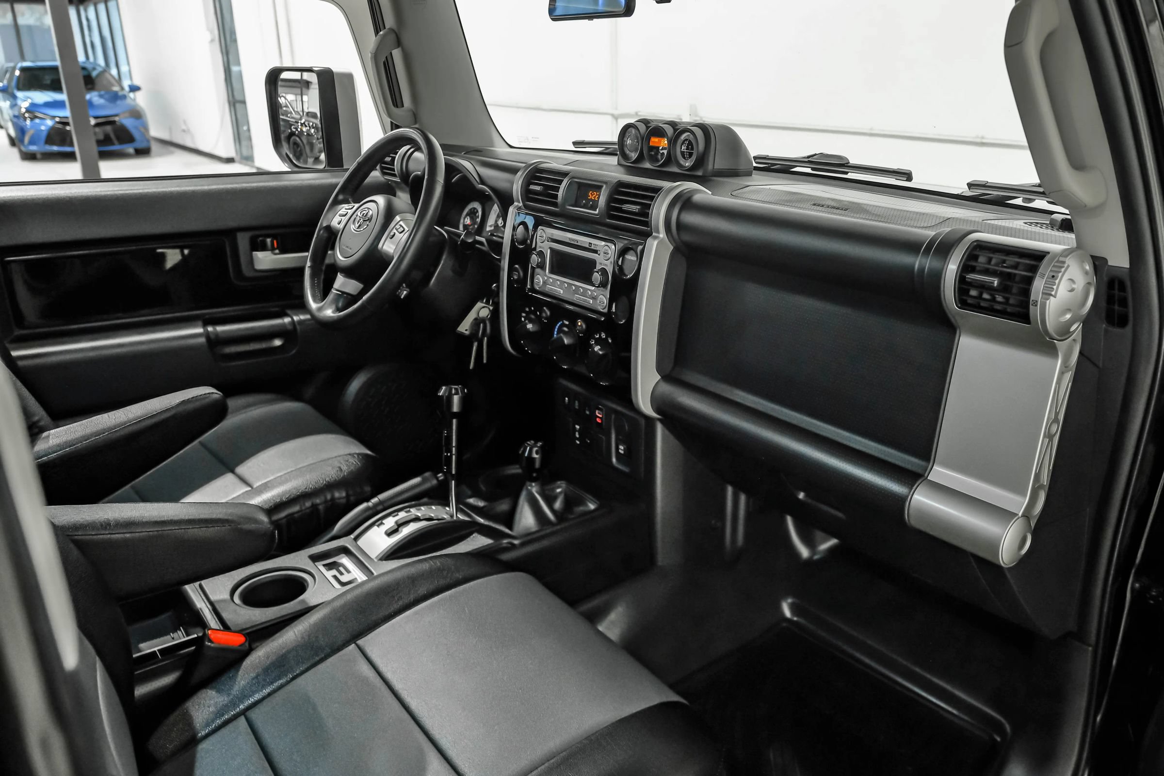 Used 2013 Toyota FJ Cruiser 4WD w/ Upgrade Pkg image 17