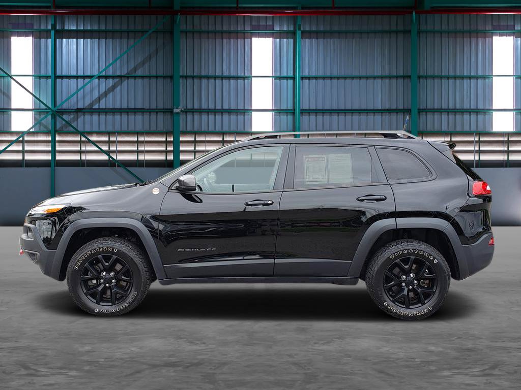 Used 2017 Jeep Cherokee Trailhawk AWD/4WD image 2