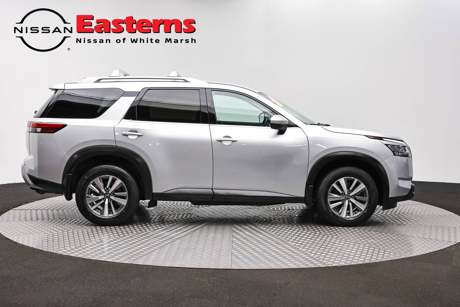 Used 2023 Nissan Pathfinder SL AWD/4WD image 4