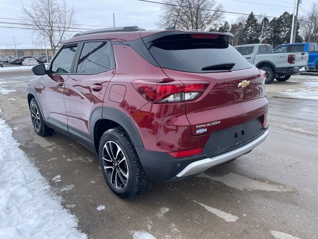 Used 2025 Chevrolet TrailBlazer LT w/ LT Cold Weather Package image 2