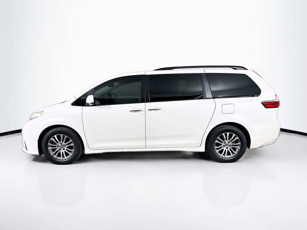 Used 2020 Toyota Sienna XLE w/ XLE Navigation Package FWD image 3