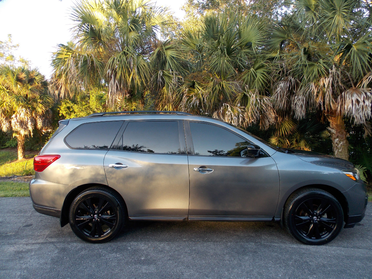 Used 2018 Nissan Pathfinder SL w/ Midnight Edition Package image 9