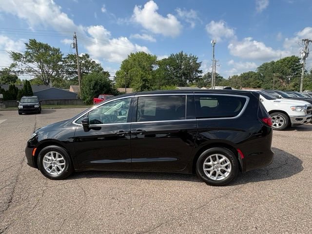 Used 2024 Chrysler Pacifica Touring-L FWD image 2