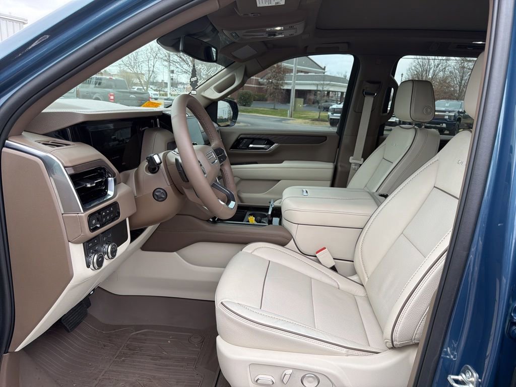 Used 2025 GMC Yukon XL Denali w/ Sun & Power Step Package image 13
