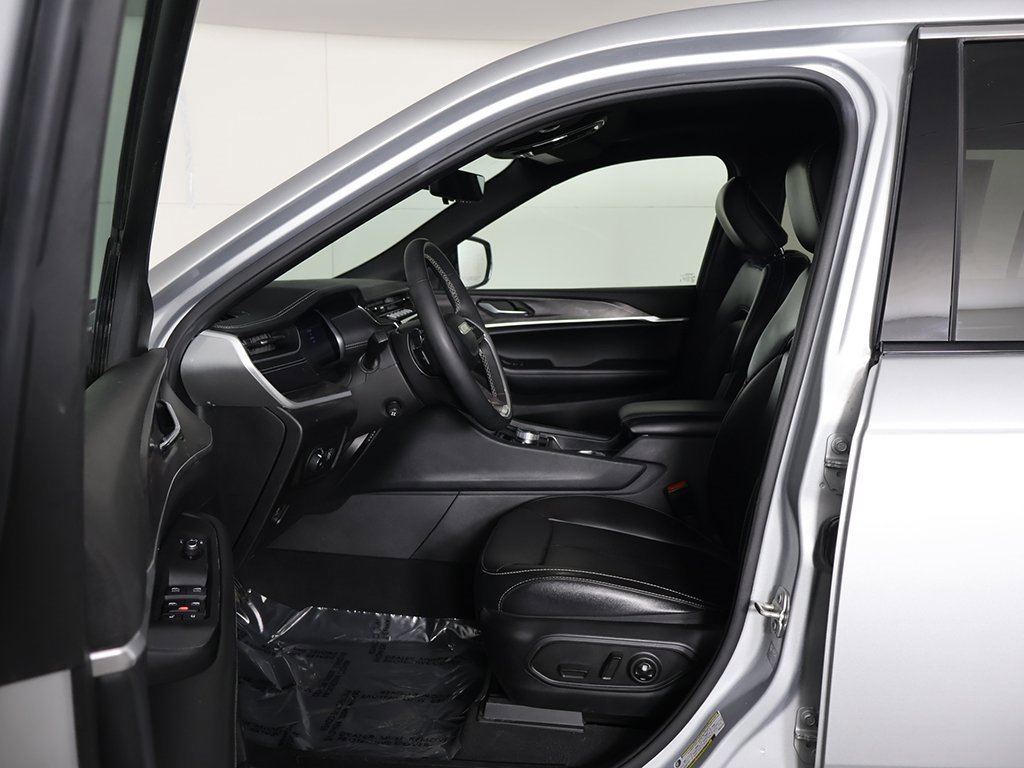 Used 2024 Jeep Grand Cherokee L Limited w/ Luxury Tech Group II image 34