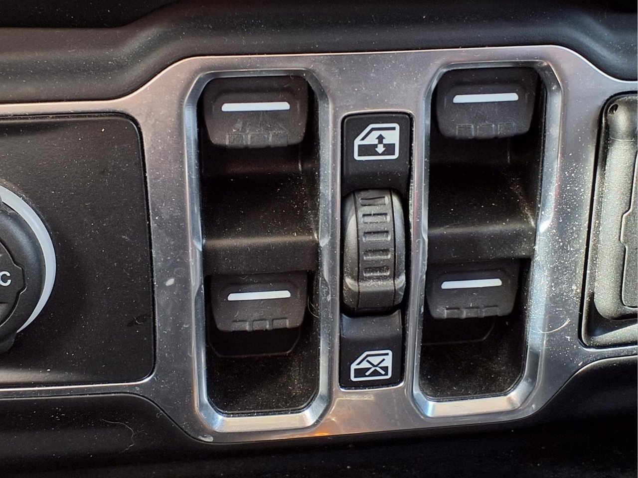 Used 2022 Jeep Wrangler Unlimited Sahara AWD/4WD image 19