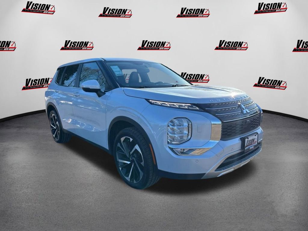 Used 2023 Mitsubishi Outlander SE image 3