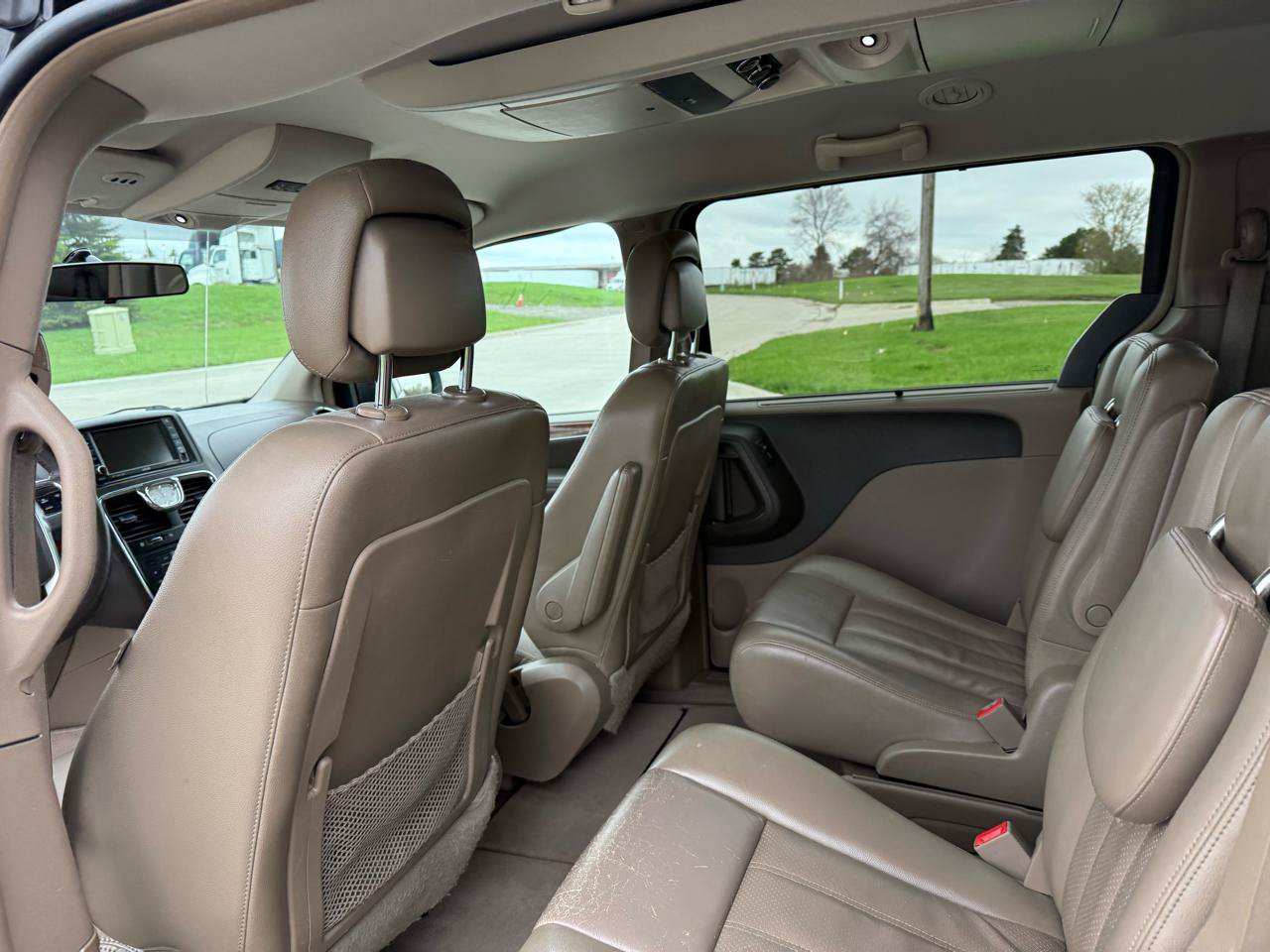 Used 2011 Chrysler Town & Country Touring-L w/ Entertainment Group #2 FWD image 16