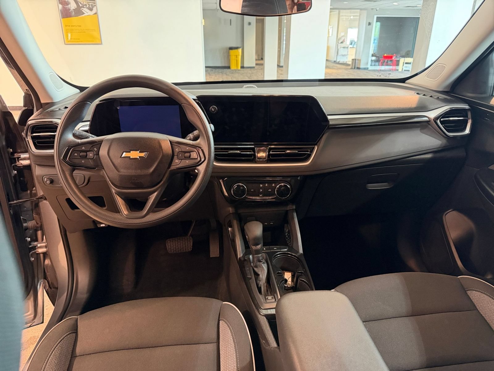 Used 2025 Chevrolet TrailBlazer LT FWD image 32