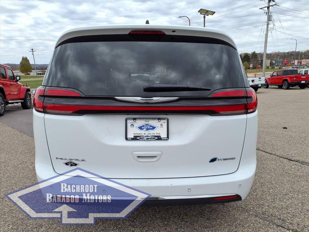 Used 2024 Chrysler Pacifica Select image 4