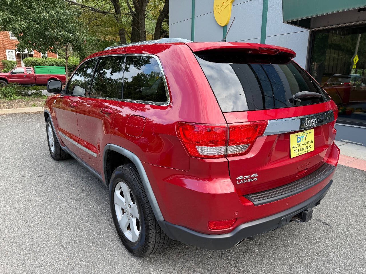 Used 2011 Jeep Grand Cherokee Laredo AWD/4WD image 4
