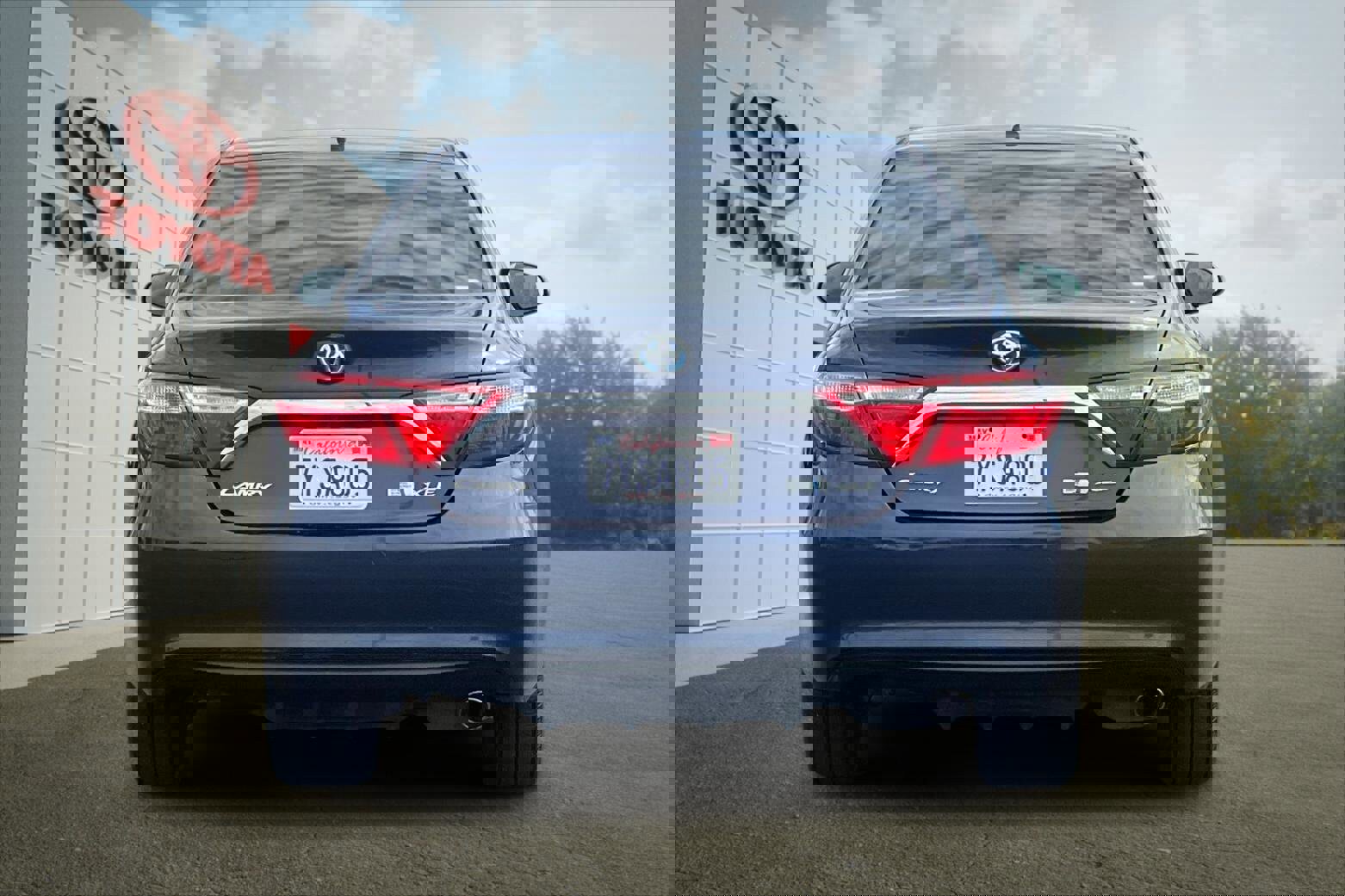 Certified 2017 Toyota Camry XLE w/ Moonroof Package image 4