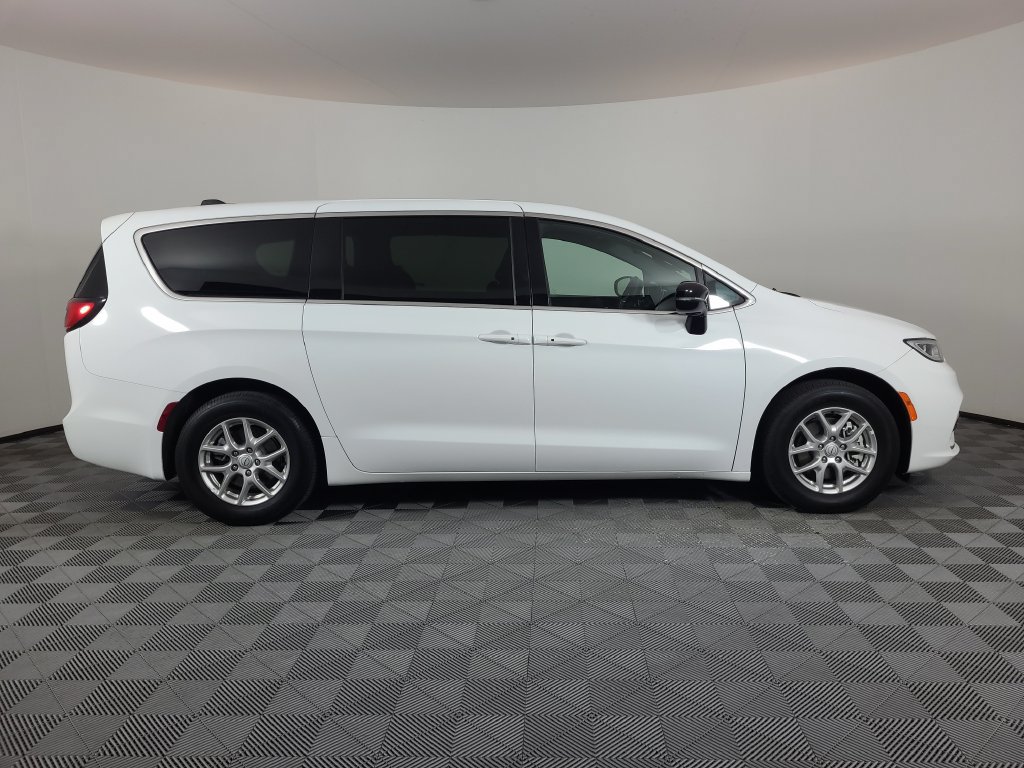 Used 2025 Chrysler Pacifica Select FWD image 2