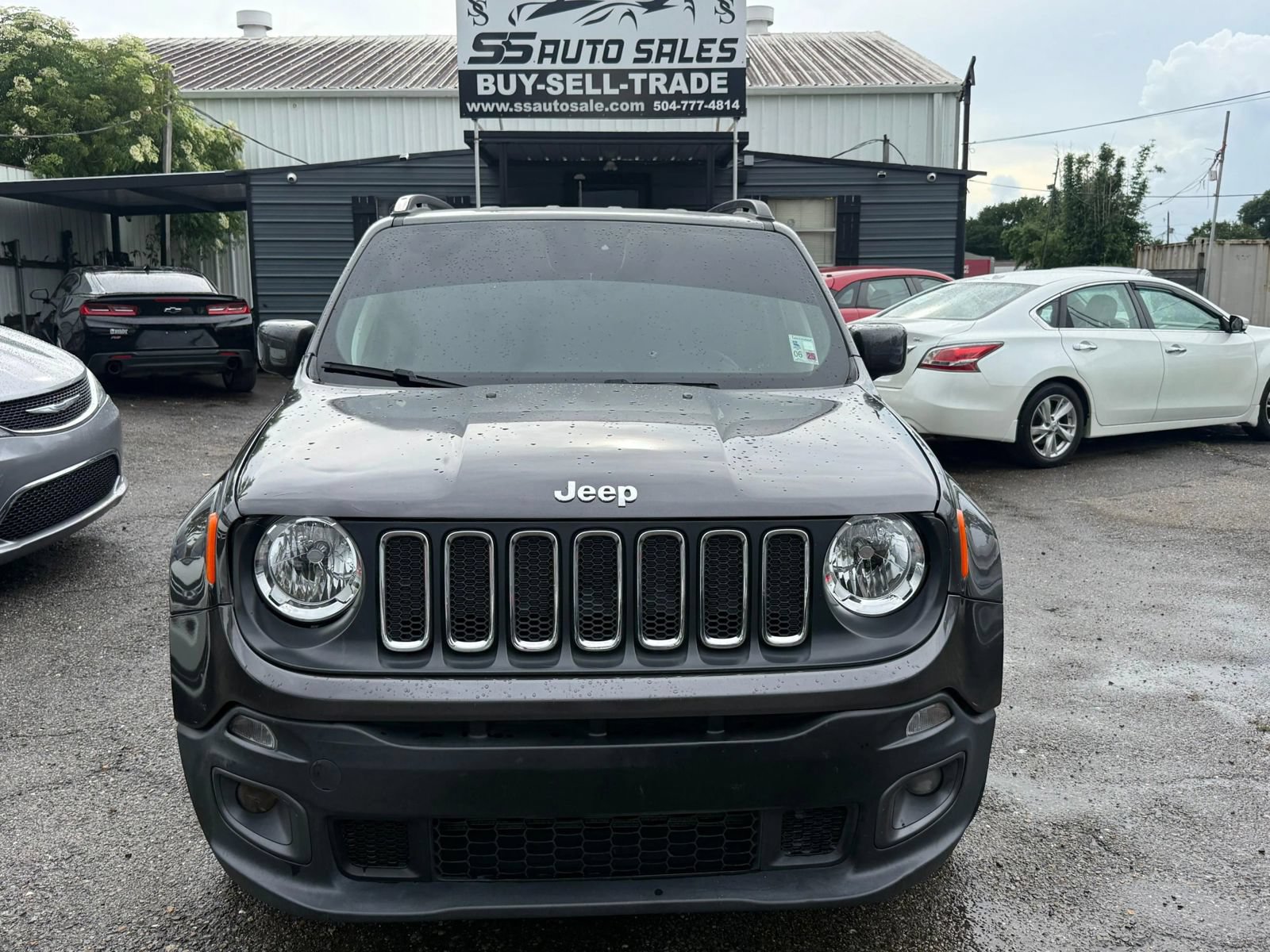 Used 2018 Jeep Renegade Latitude FWD image 3