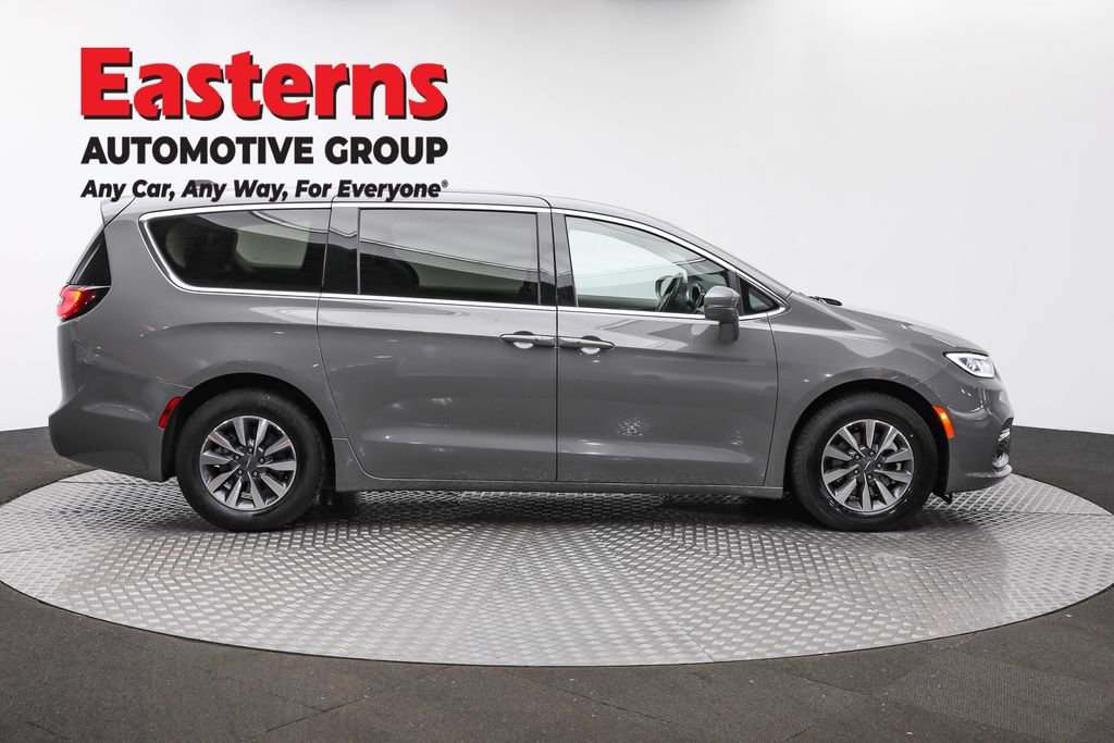 Used 2022 Chrysler Pacifica Touring-L image 4