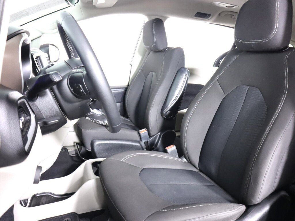 Used 2022 Chrysler Voyager LX image 31