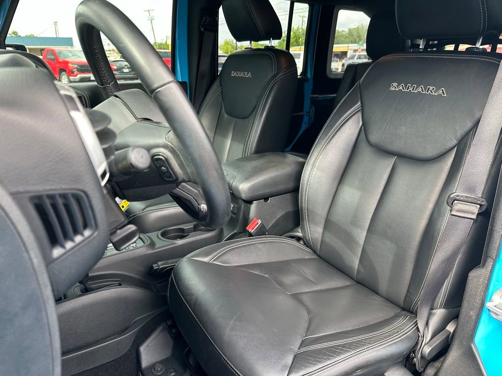 Used 2017 Jeep Wrangler Unlimited Sahara w/ Connectivity Group AWD/4WD image 12