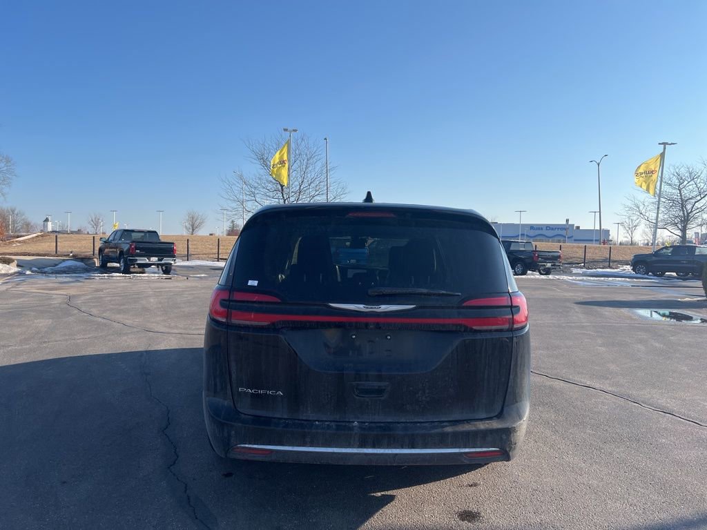 Used 2024 Chrysler Pacifica Touring-L image 4