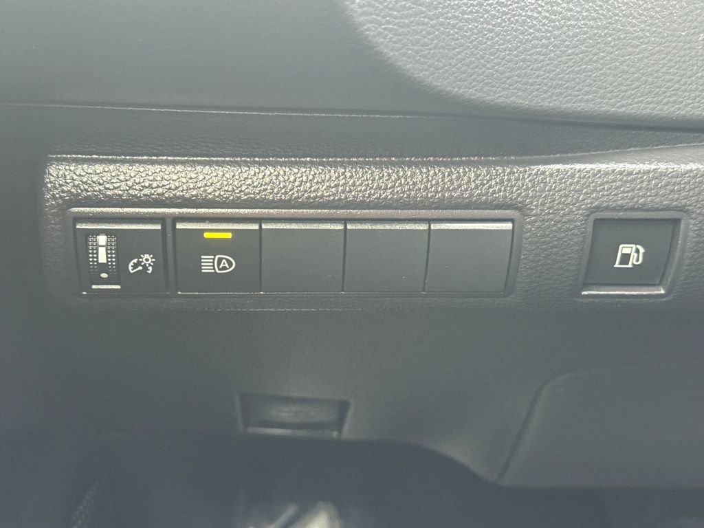 Used 2025 Toyota Corolla LE image 33
