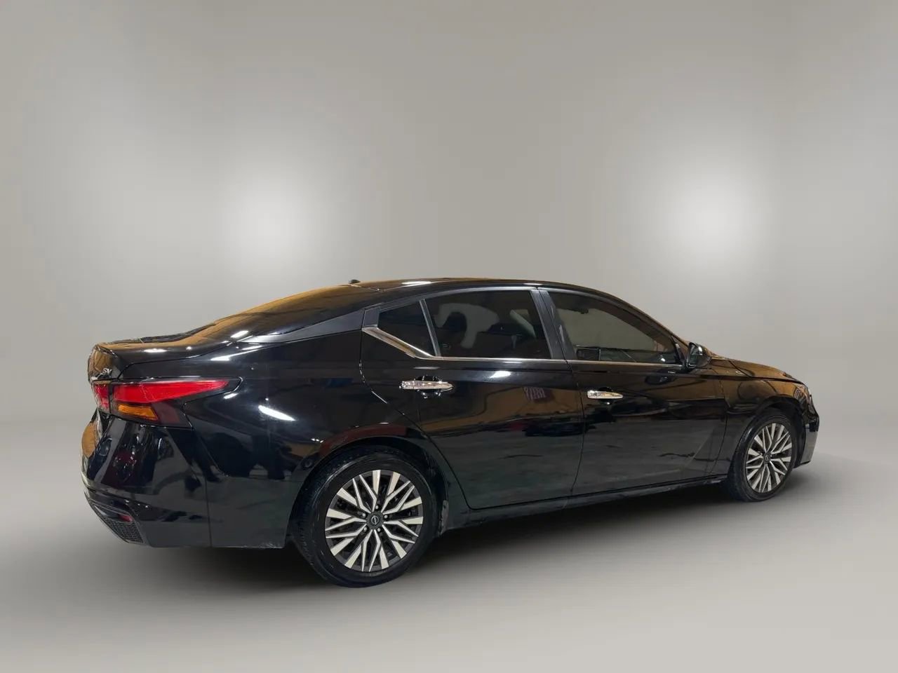 Used 2023 Nissan Altima 2.5 SV image 4