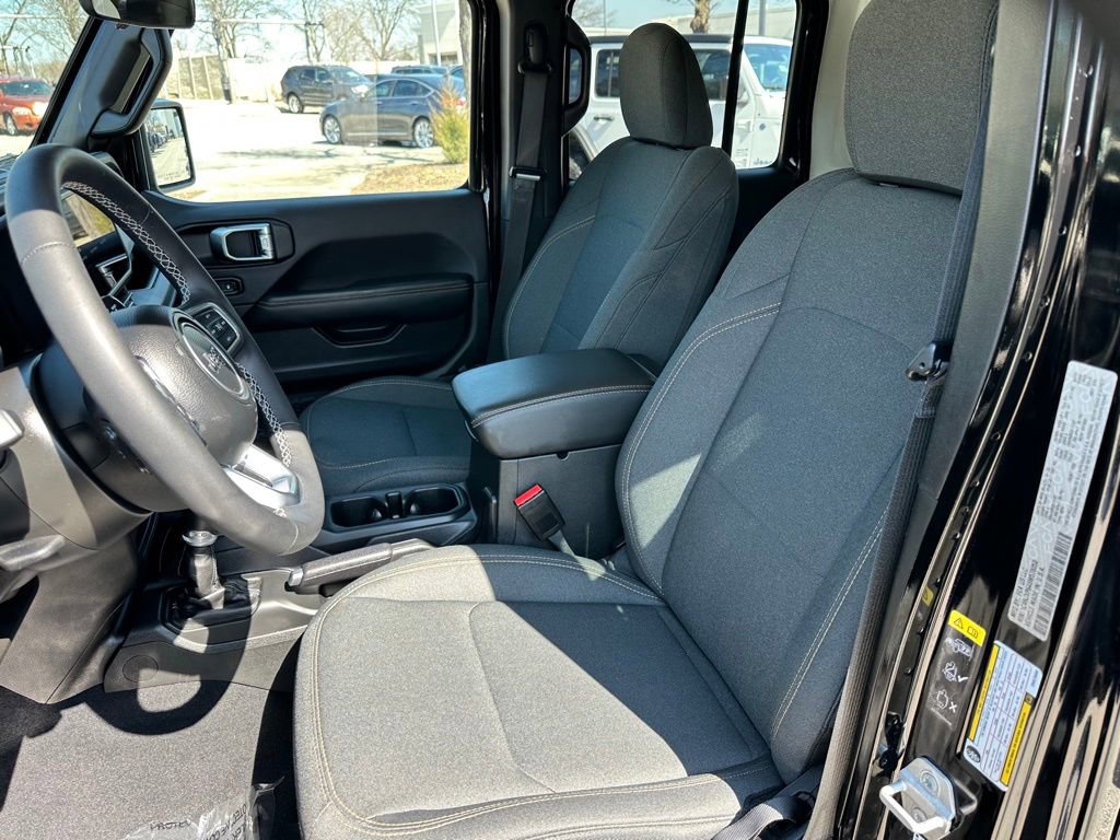 Used 2025 Jeep Wrangler Unlimited Sahara AWD/4WD image 19