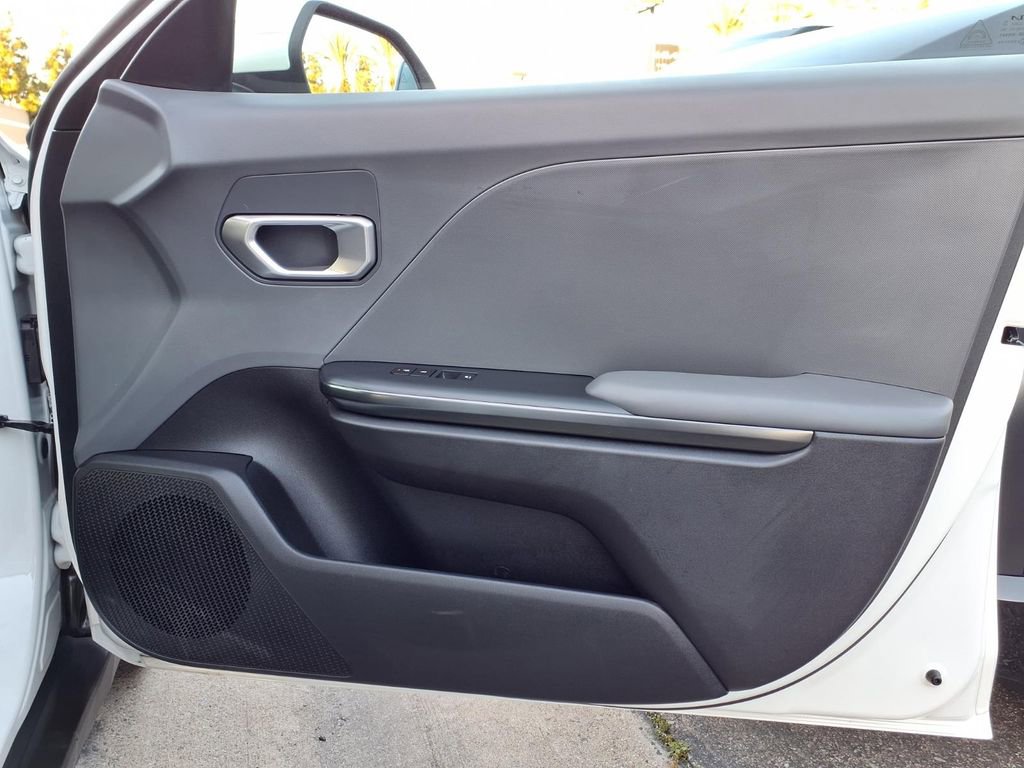 Used 2025 Kia K4 LXS image 23