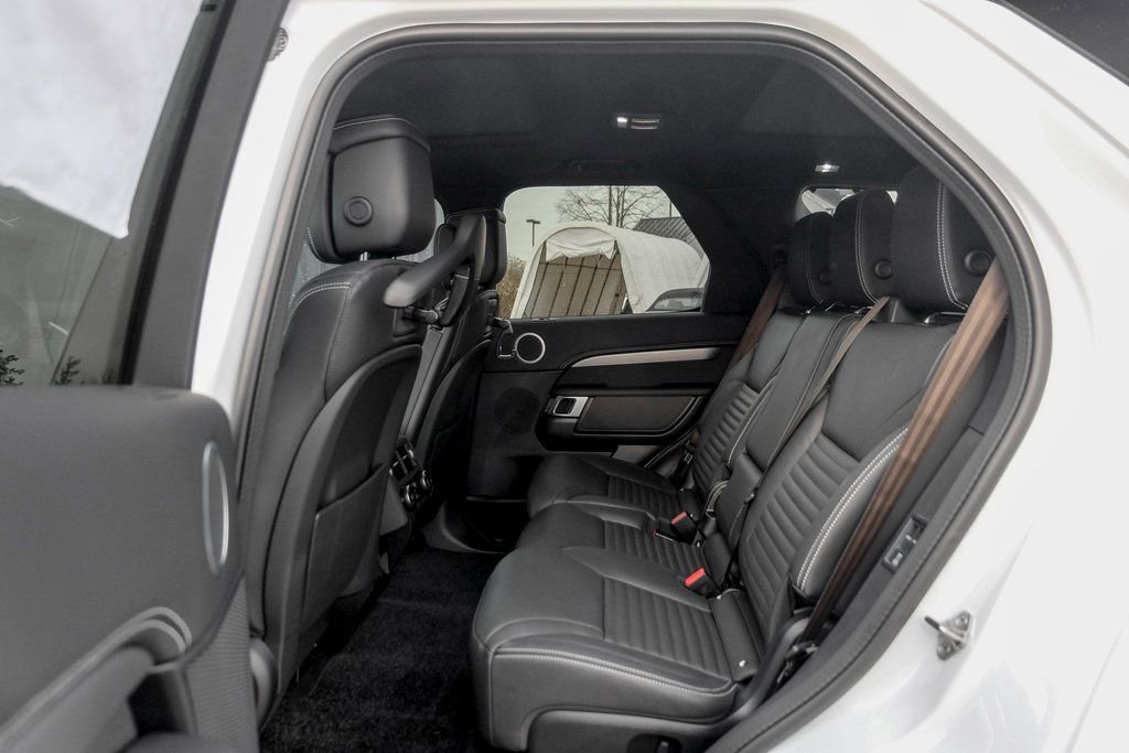 Used 2025 Land Rover Discovery Dynamic SE image 15