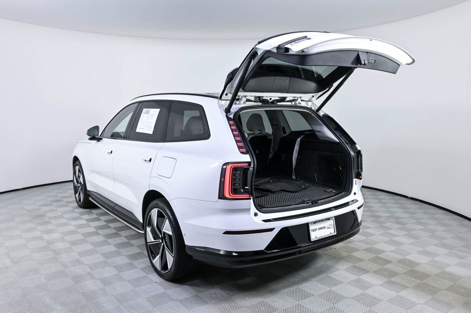 Used 2025 Volvo EX90 Ultra AWD/4WD image 33