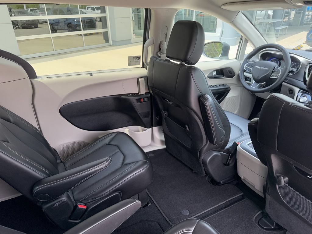 Used 2023 Chrysler Pacifica Touring-L FWD image 45