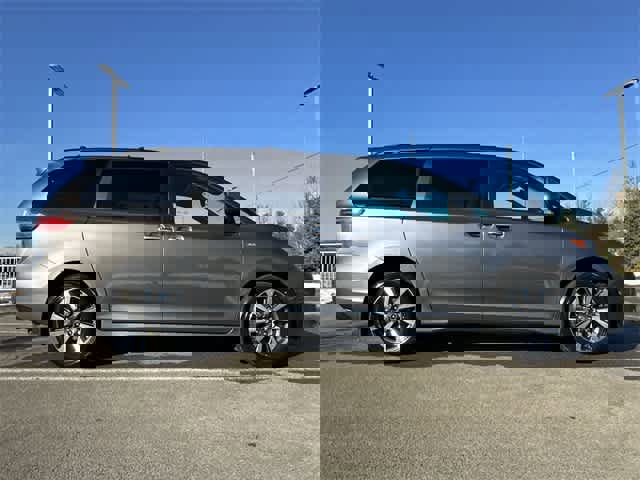 Used 2020 Toyota Sienna XLE image 3