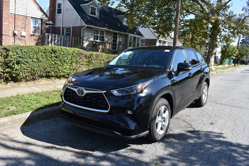 Used 2024 Toyota Highlander LE image 2