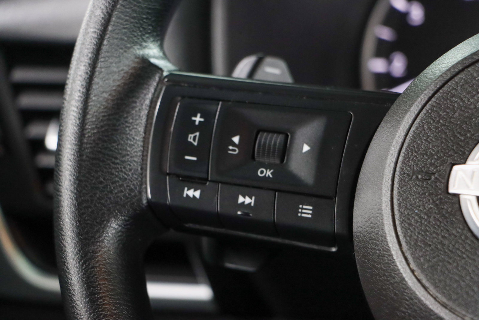 Used 2024 Nissan Rogue SV FWD image 13