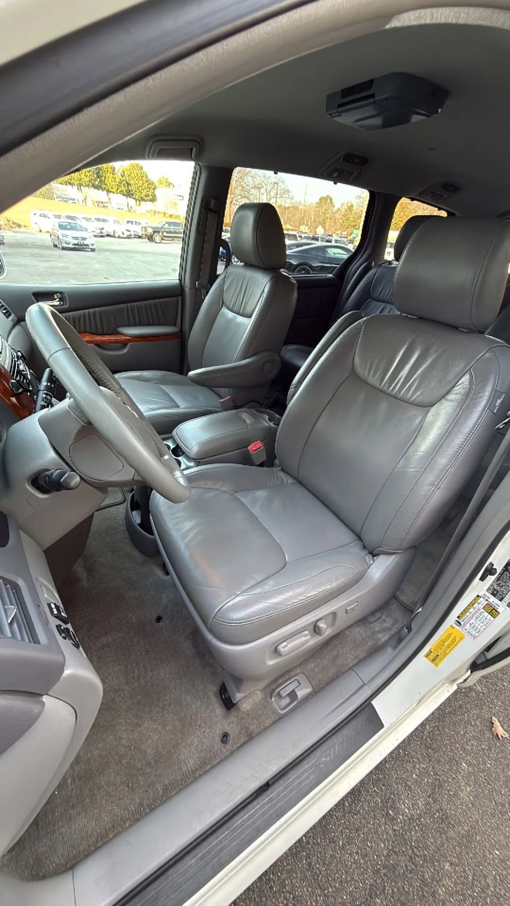 Used 2010 Toyota Sienna XLE FWD image 40