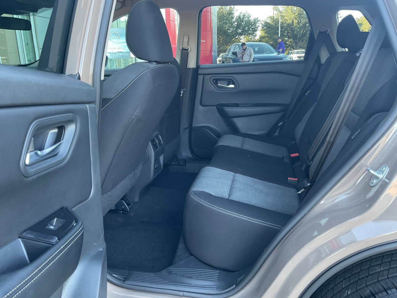 Used 2025 Nissan Rogue SV FWD image 10