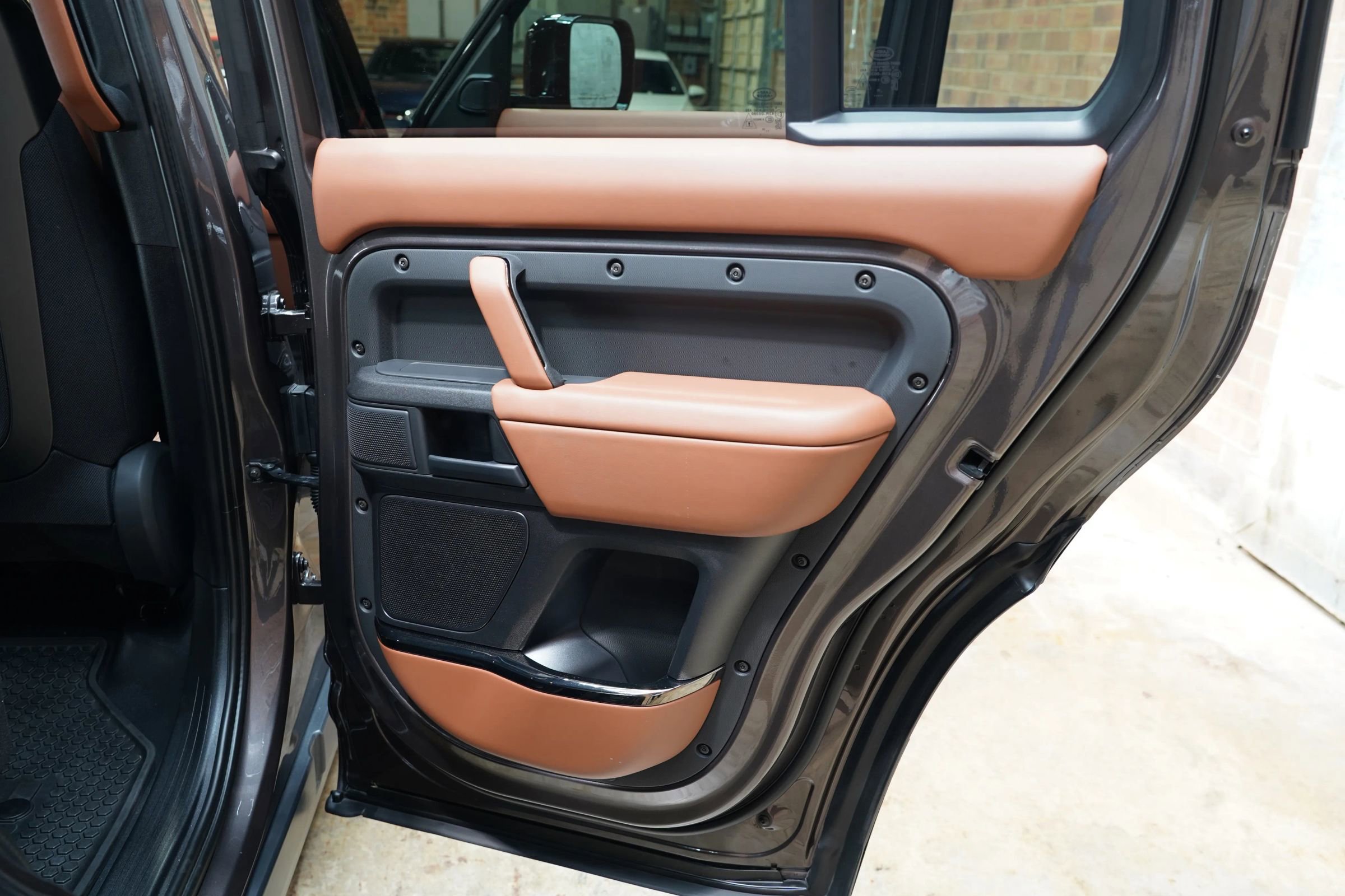 Used 2025 Land Rover Defender 110 image 58