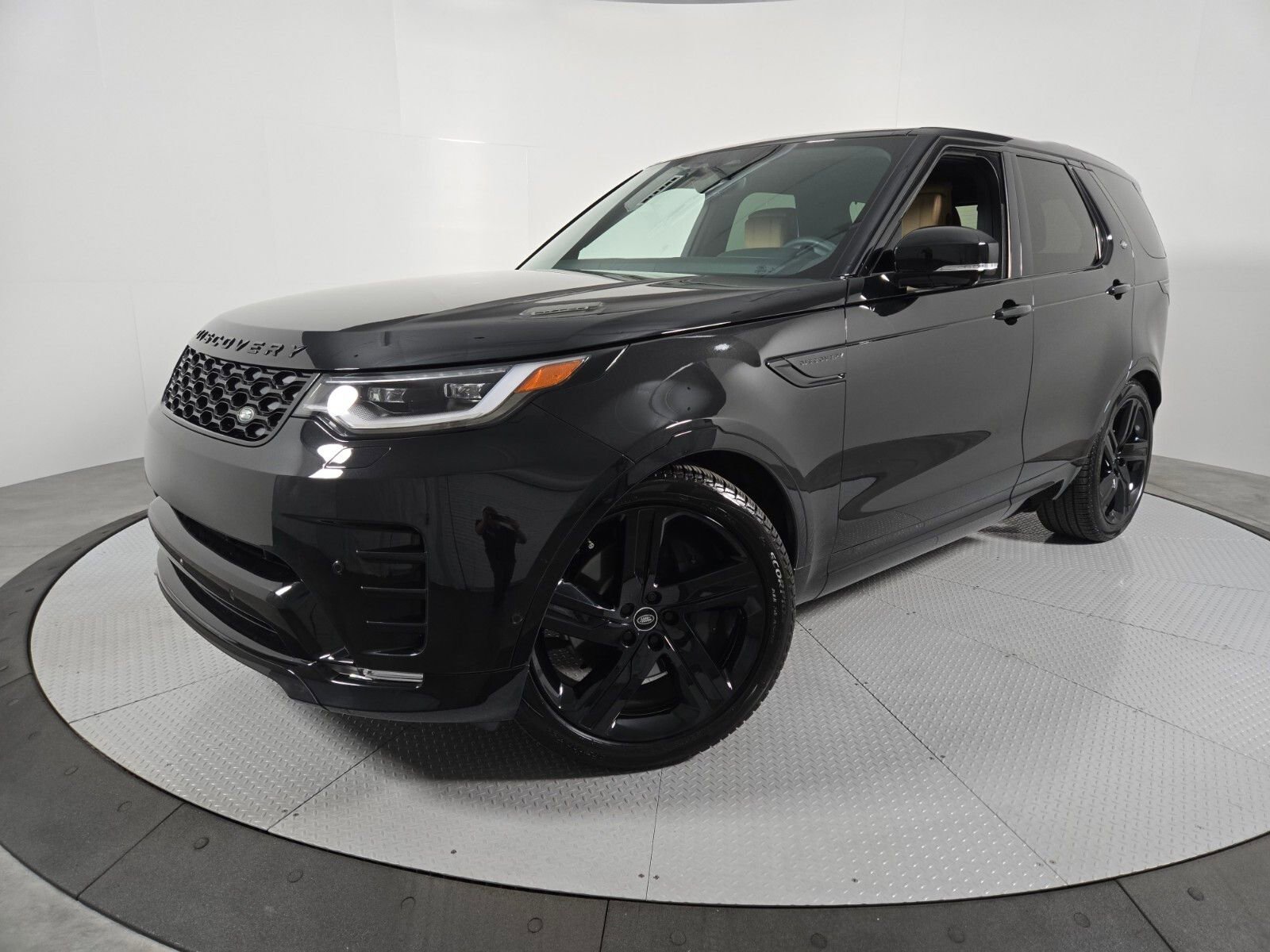 Used 2025 Land Rover Discovery Dynamic SE image 1