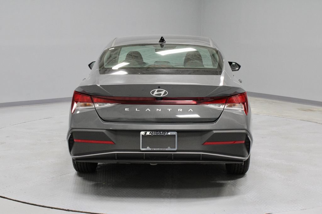 Used 2024 Hyundai Elantra SEL FWD image 12