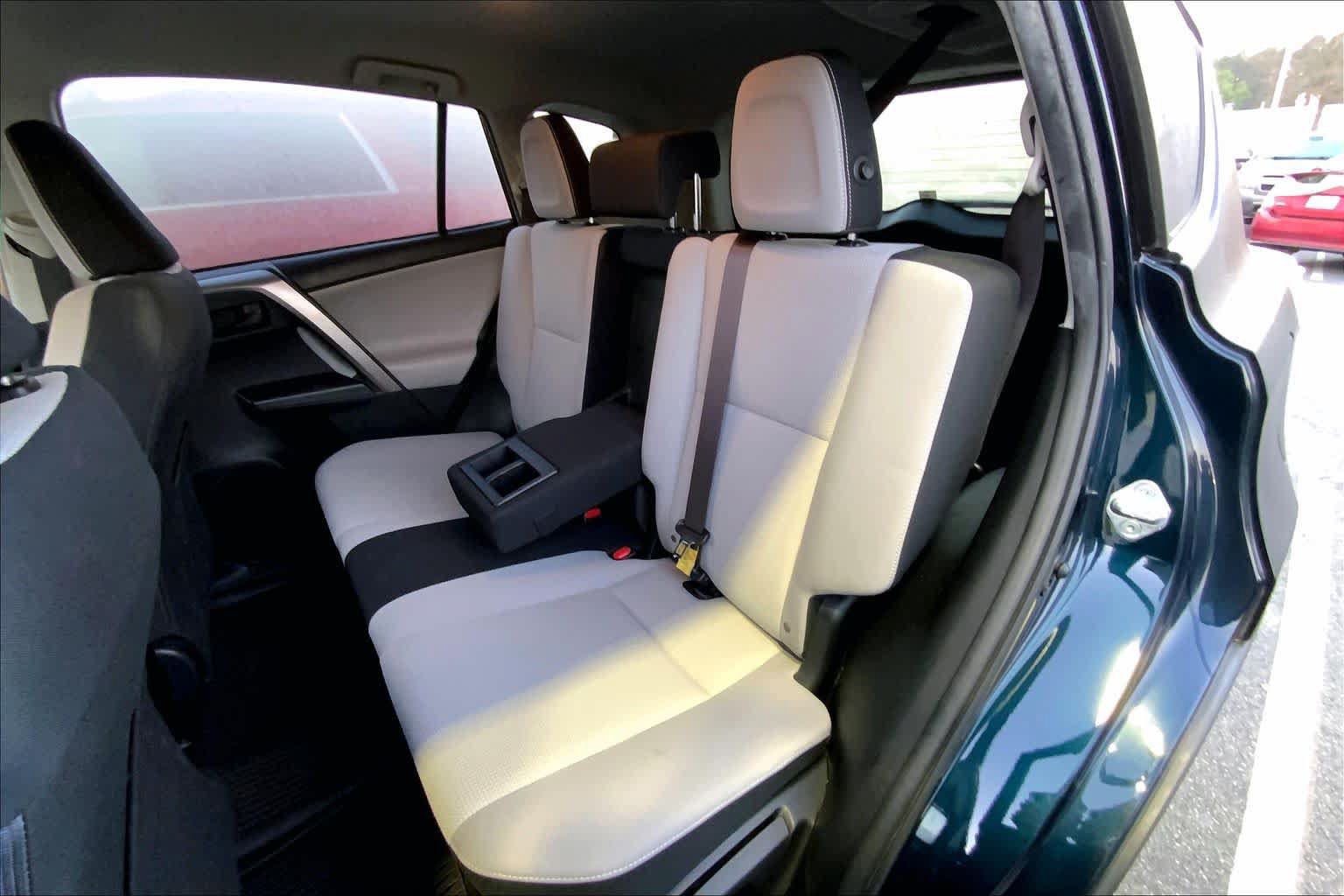 Used 2018 Toyota RAV4 LE AWD/4WD image 29