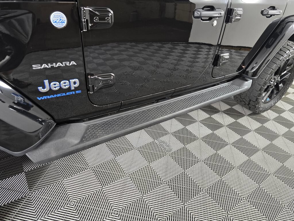 Used 2023 Jeep Wrangler Unlimited Sahara w/ Cold Weather Group AWD/4WD image 13