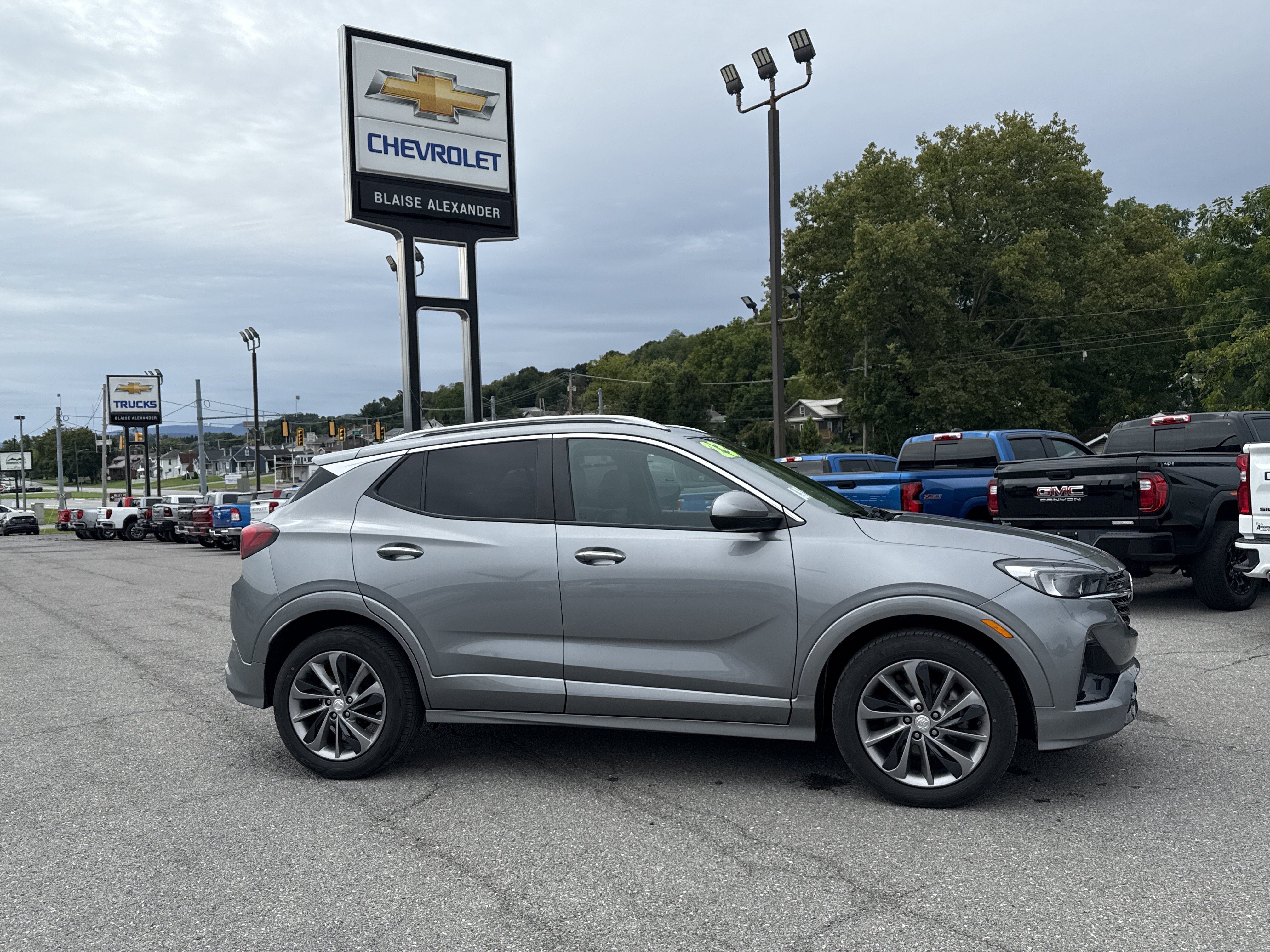 Used 2023 Buick Encore GX Select w/ Sport Touring Package FWD image 2