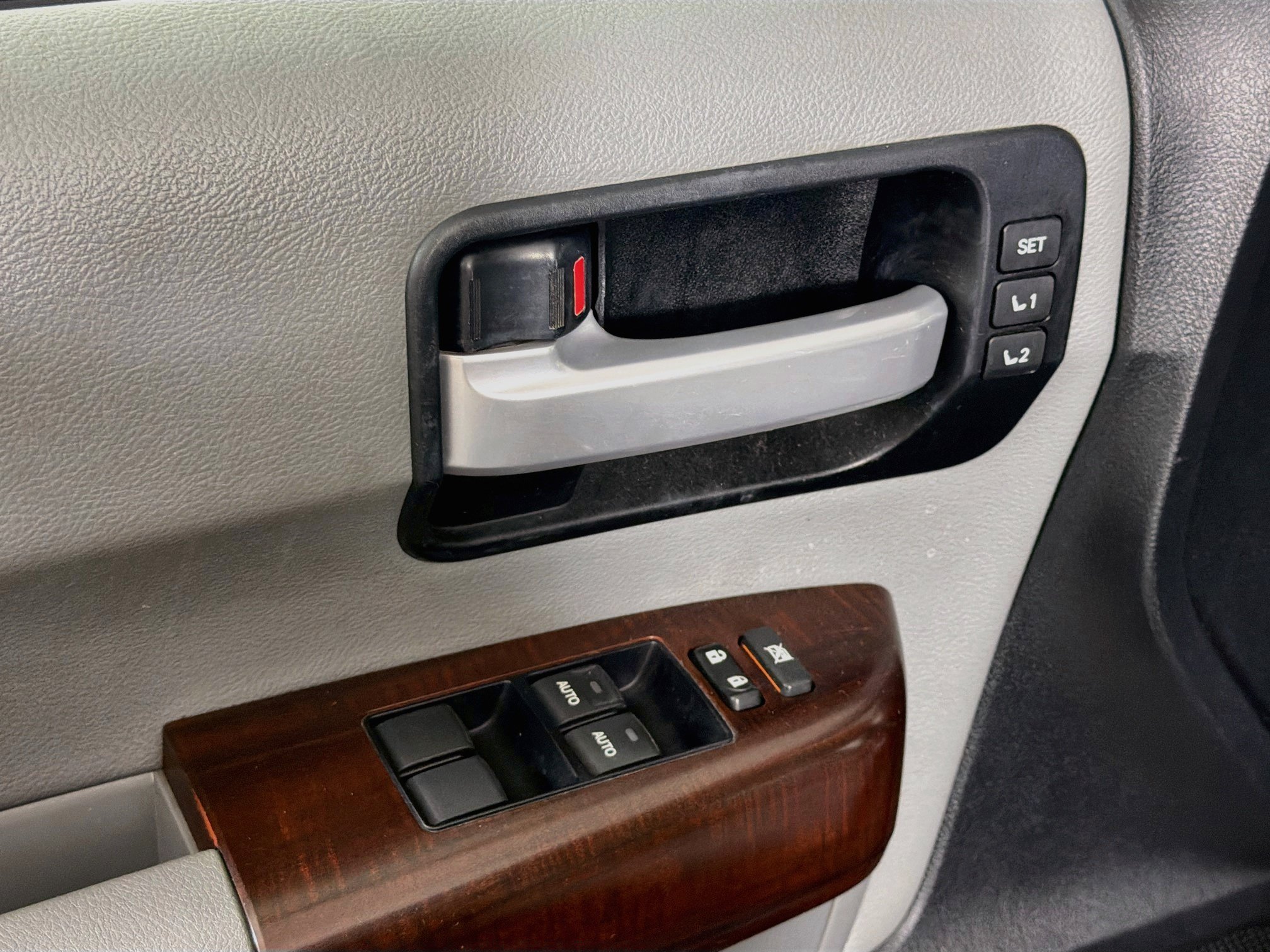 Used 2014 Toyota Sequoia Platinum AWD/4WD image 15