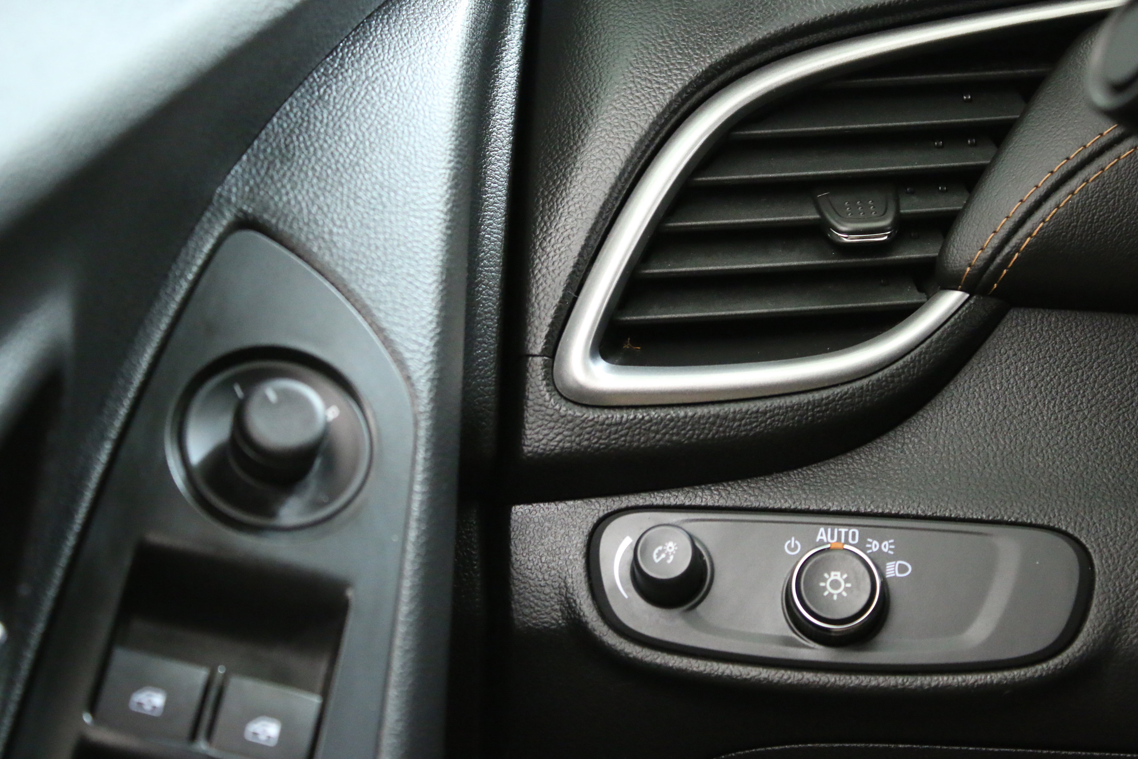 Used 2022 Chevrolet Trax LT w/ Midnight Edition image 17