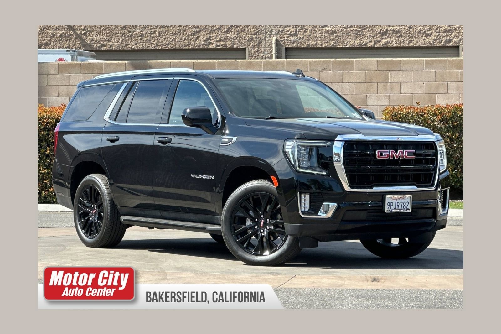 Used 2024 GMC Yukon SLE RWD image 1