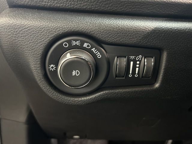 Used 2025 Chrysler Pacifica Limited image 18