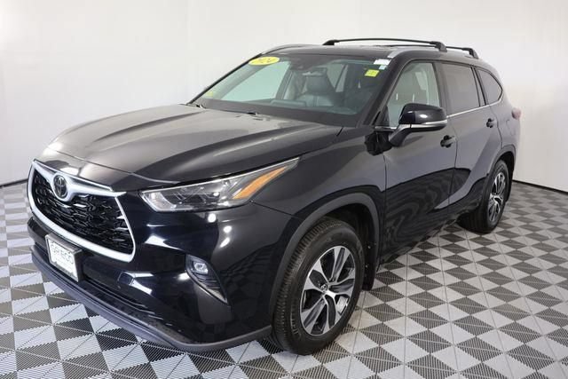 Used 2024 Toyota Highlander XLE AWD/4WD image 4