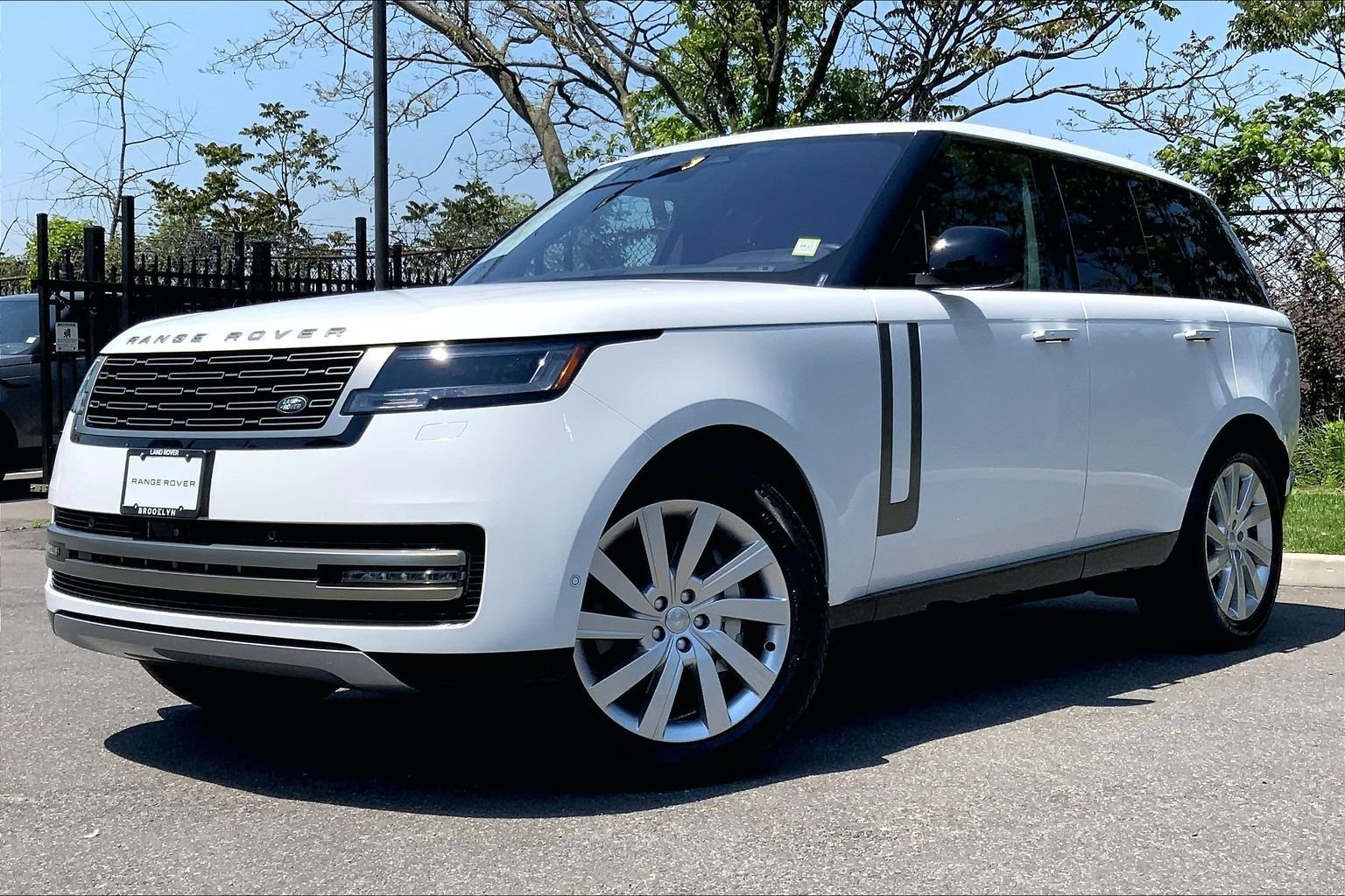 Used 2023 Land Rover Range Rover SE AWD/4WD image 1